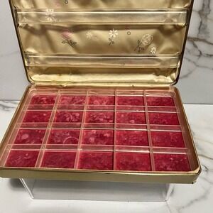Vintage 1960 Farrington genuine Texol jewelry box. Cream w/ pink flowers.